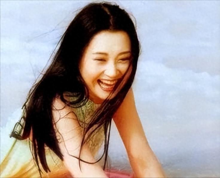 虽没结婚却有人陪，这4位中年女星，日子过的一个比一个滋润(图1)