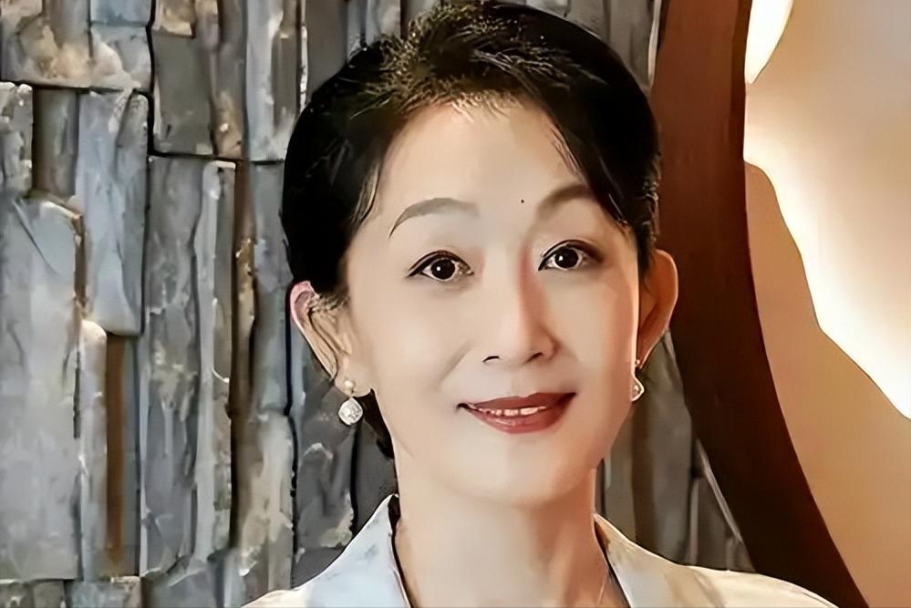 虽没结婚却有人陪，这4位中年女星，日子过的一个比一个滋润(图2)