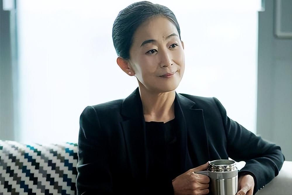 虽没结婚却有人陪，这4位中年女星，日子过的一个比一个滋润(图7)