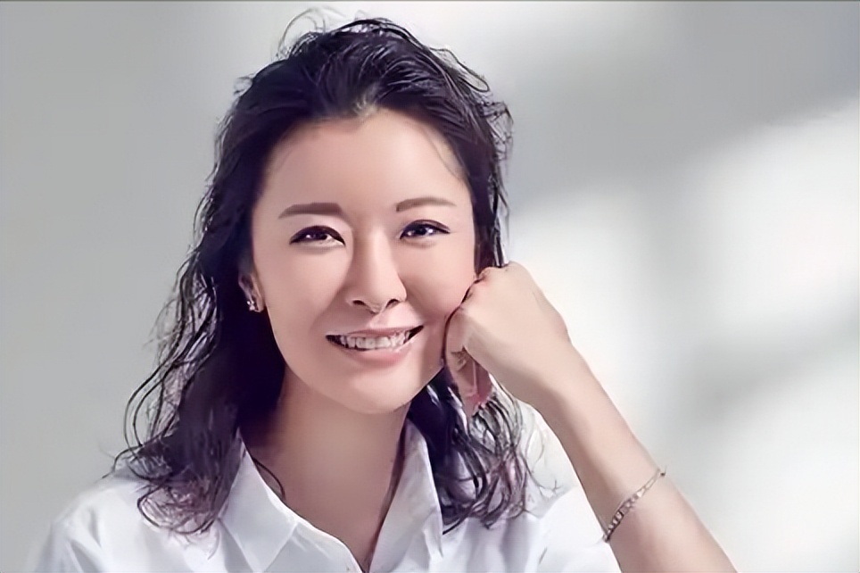 虽没结婚却有人陪，这4位中年女星，日子过的一个比一个滋润(图8)