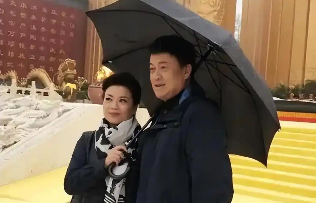 虽没结婚却有人陪，这4位中年女星，日子过的一个比一个滋润(图13)