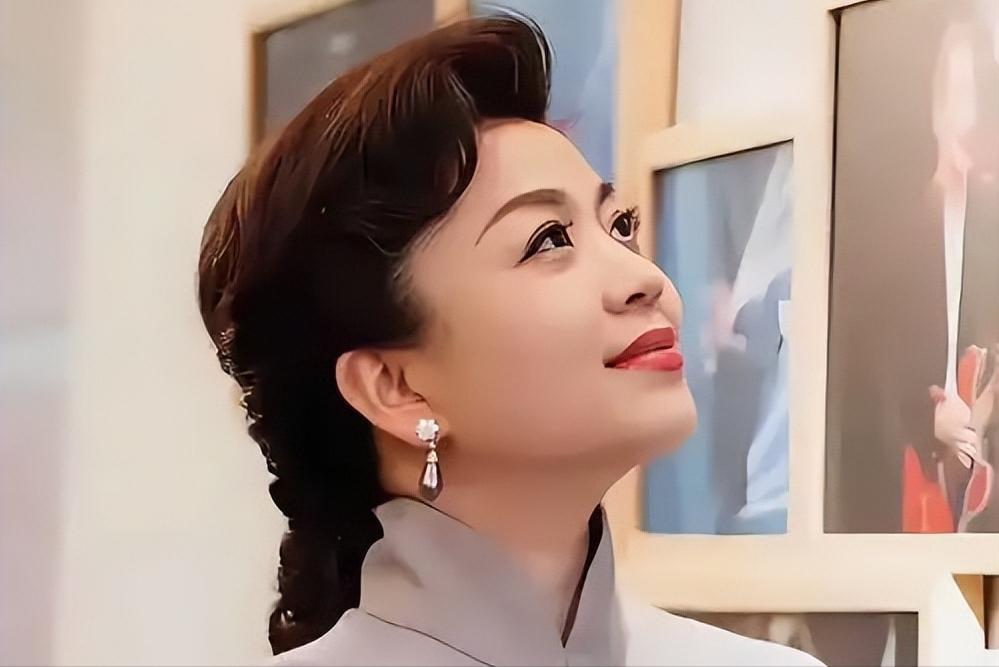 虽没结婚却有人陪，这4位中年女星，日子过的一个比一个滋润(图12)