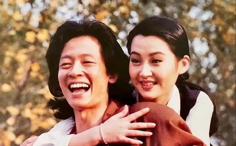 虽没结婚却有人陪，这4位中年女星，日子过的一个比一个滋润(图17)