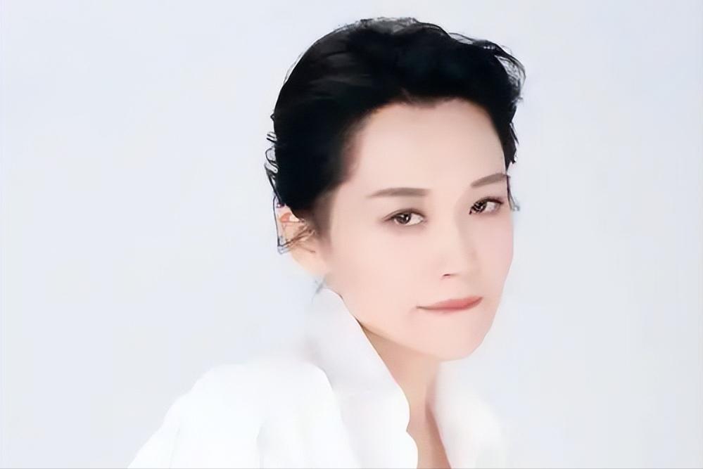 虽没结婚却有人陪，这4位中年女星，日子过的一个比一个滋润(图19)