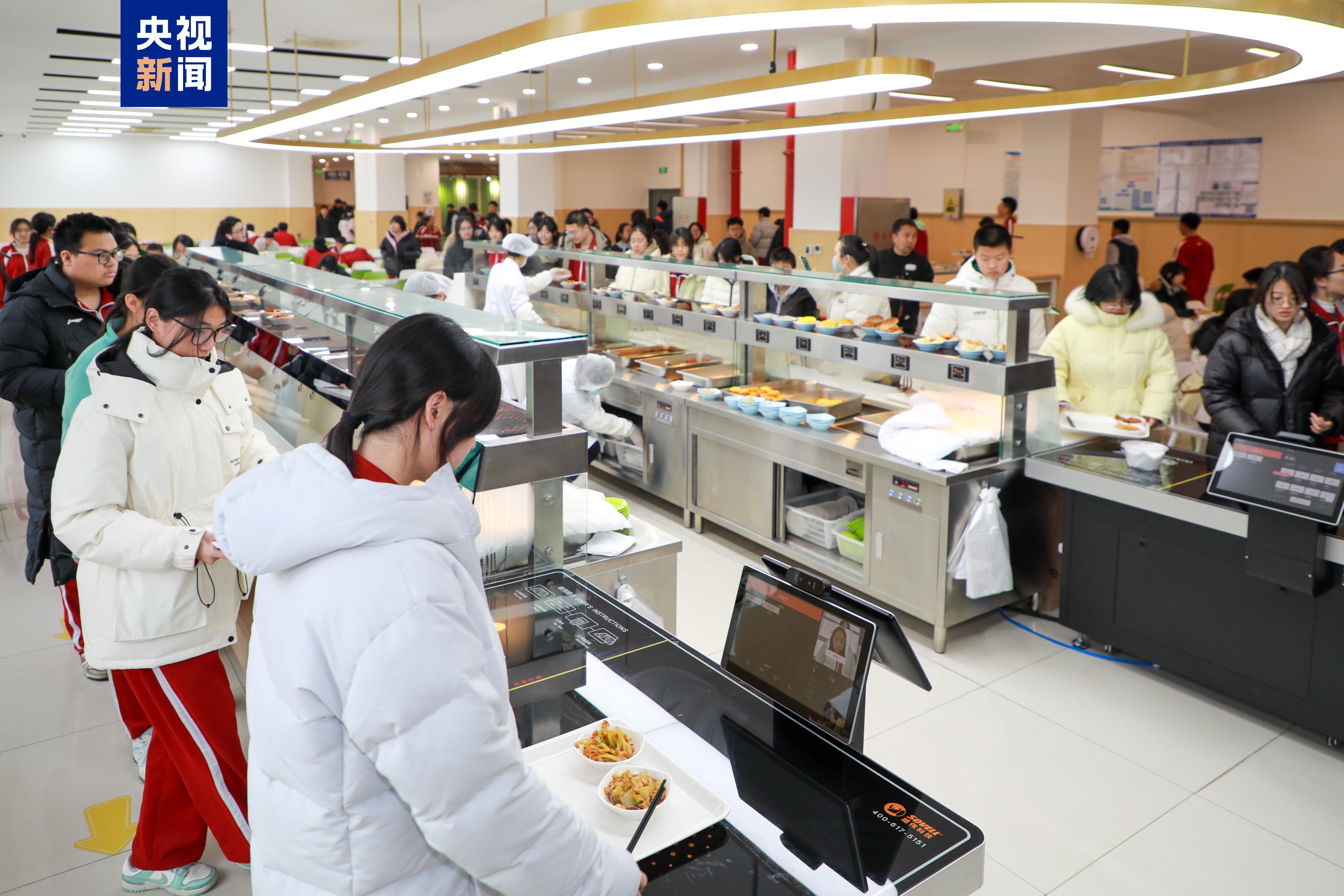 告别校外供餐，2027年底所有北京中小学将实现校内食堂供餐(图1)