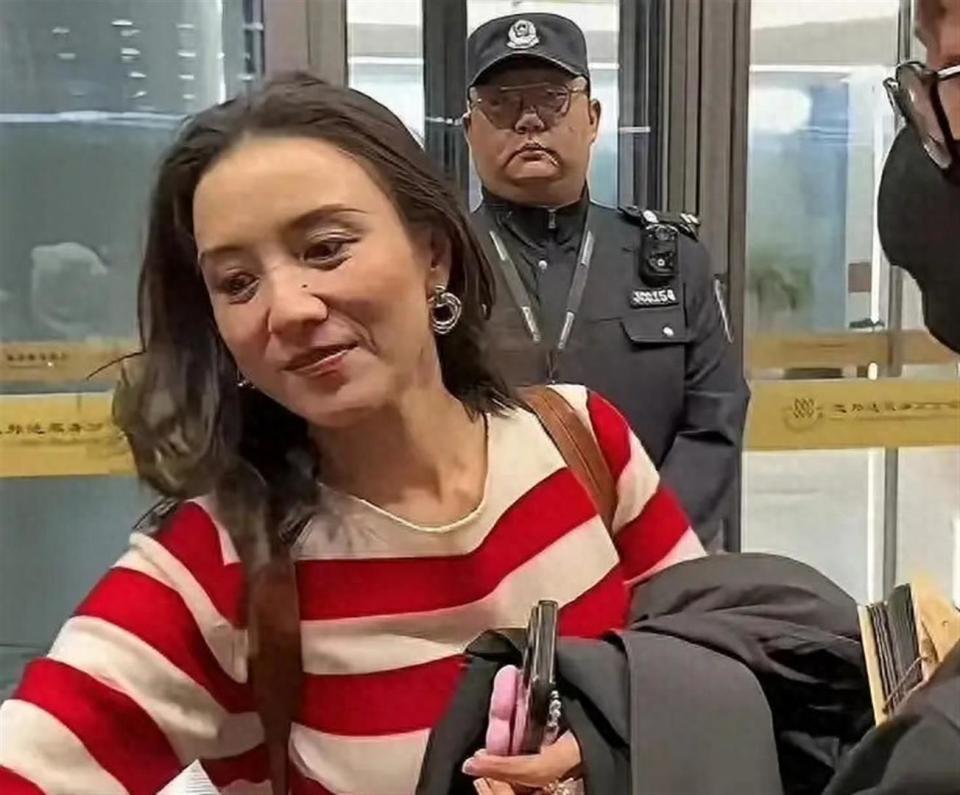 偶遇宋佳机场素颜！法令纹明显皮肤松弛，岁