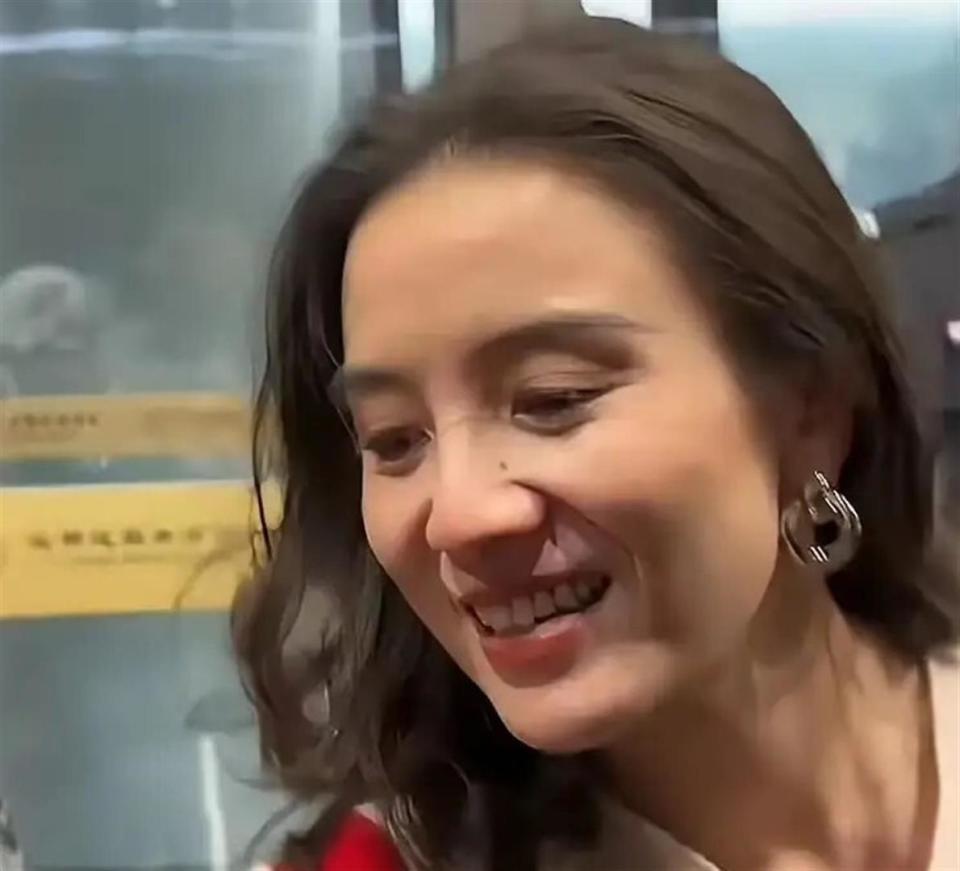 偶遇宋佳机场素颜！法令纹明显皮肤松弛，岁月痕迹藏不住(图3)