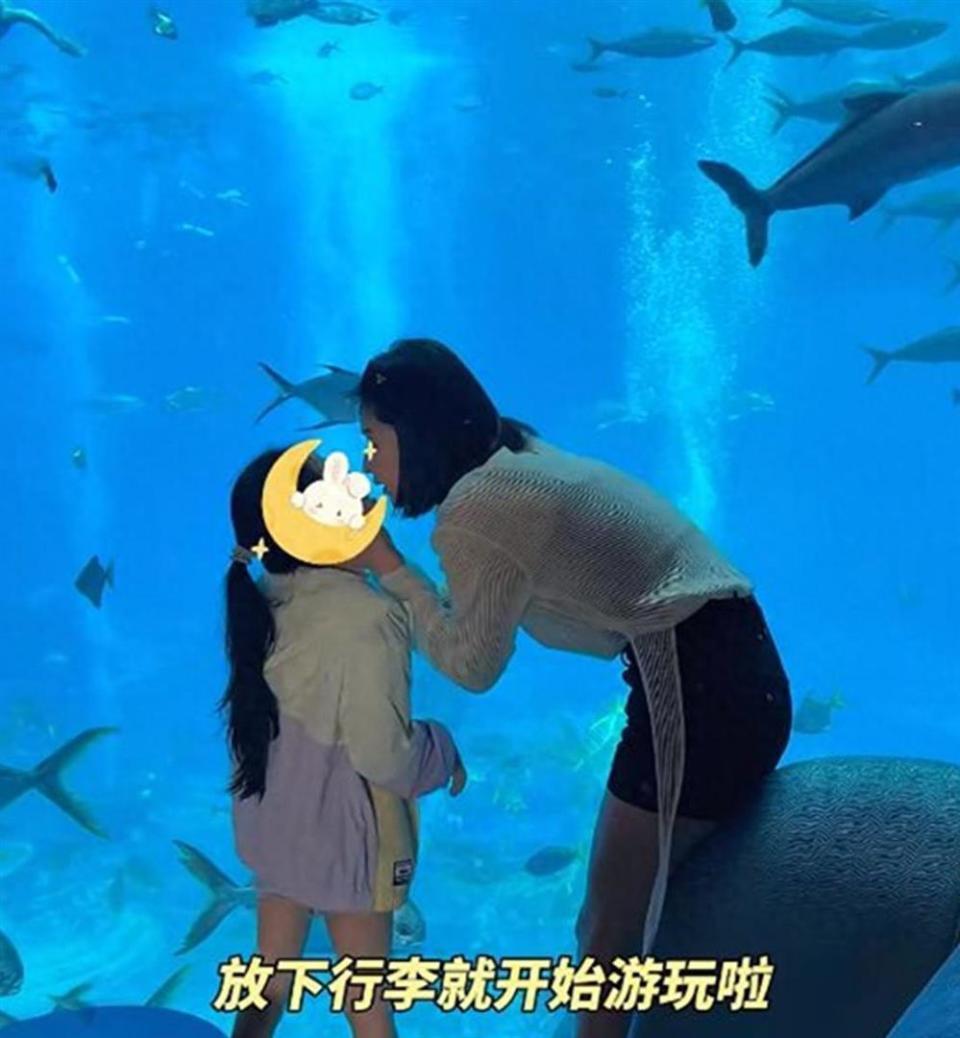 颖儿带女儿回付辛博老家！不住婆家住酒店，公婆罕露面都好宠孙女(图16)