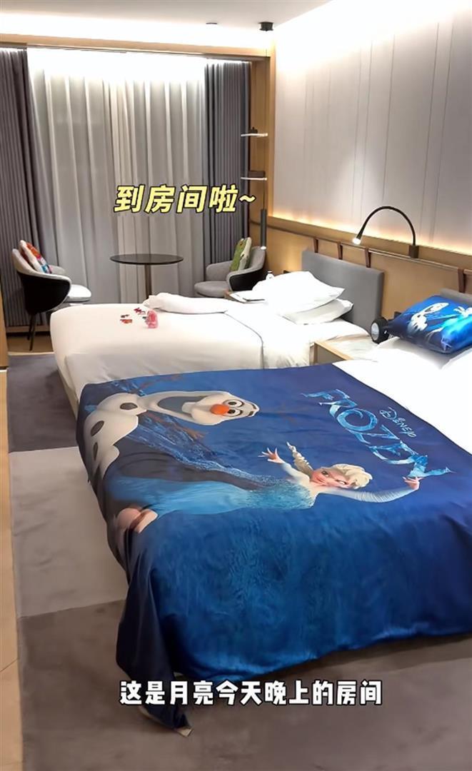 颖儿带女儿回付辛博老家！不住婆家住酒店，公婆罕露面都好宠孙女(图24)