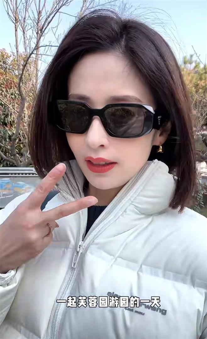 颖儿带女儿回付辛博老家！不住婆家住酒店，公婆罕露面都好宠孙女(图25)