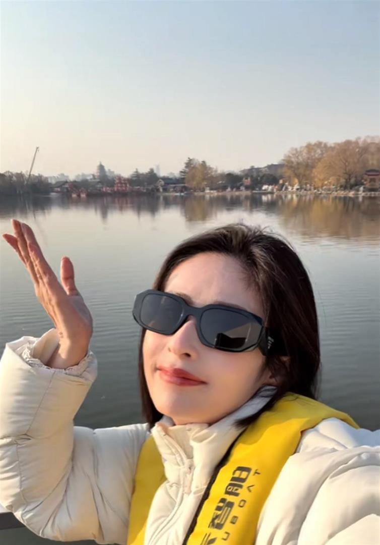 颖儿带女儿回付辛博老家！不住婆家住酒店，公婆罕露面都好宠孙女(图32)