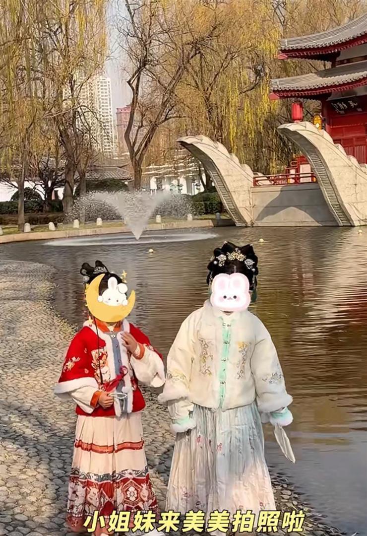 颖儿带女儿回付辛博老家！不住婆家住酒店，公婆罕露面都好宠孙女(图26)