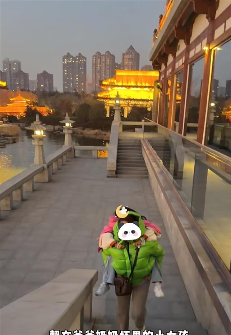 颖儿带女儿回付辛博老家！不住婆家住酒店，公婆罕露面都好宠孙女(图29)