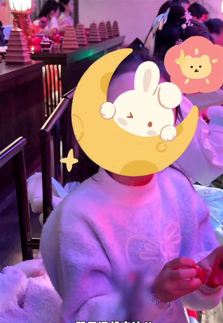 颖儿带女儿回付辛博老家！不住婆家住酒店，公婆罕露面都好宠孙女(图28)