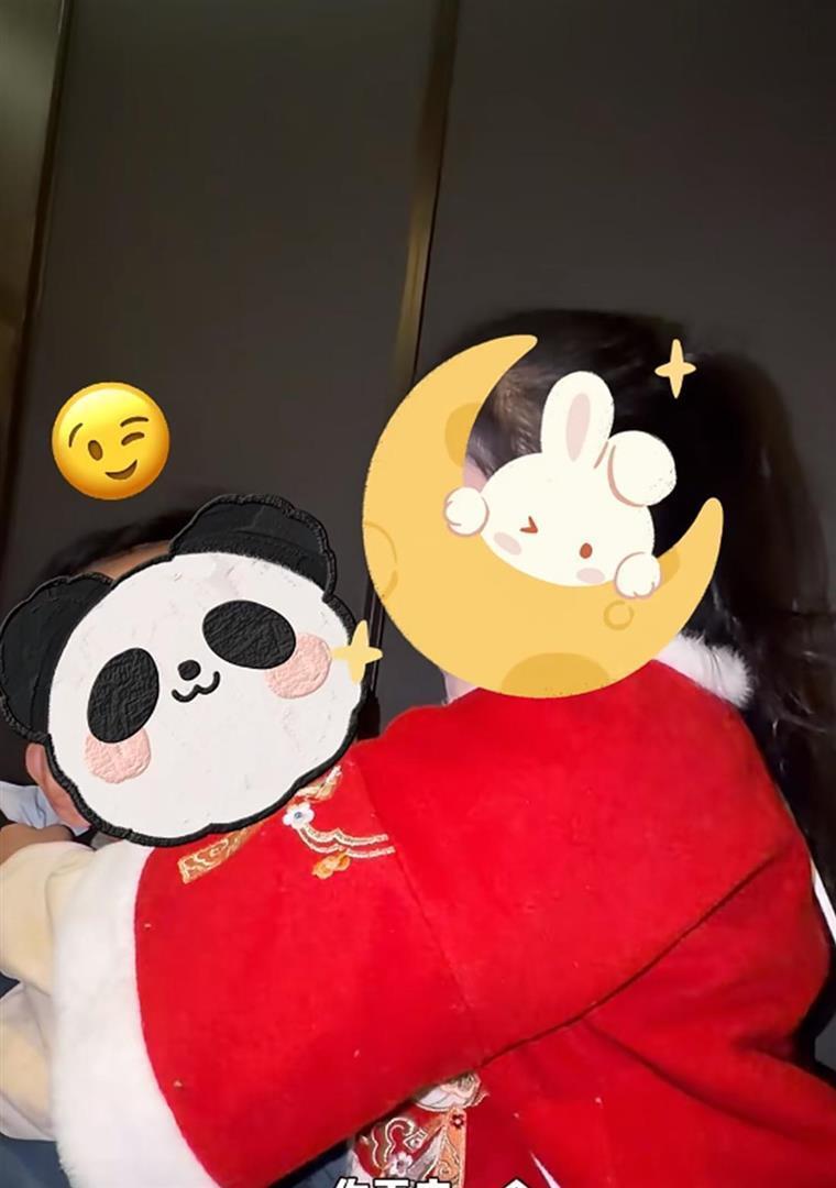 颖儿带女儿回付辛博老家！不住婆家住酒店，公婆罕露面都好宠孙女(图30)