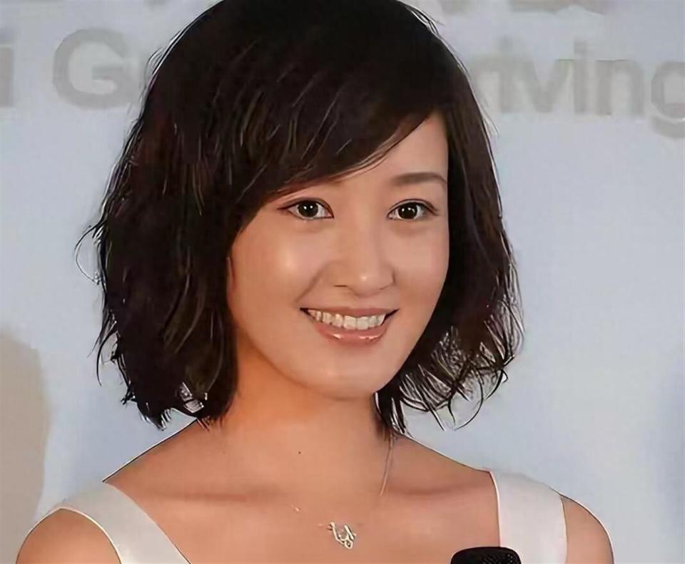 抢胡可男友，潜规则上位？即便是央视主持人