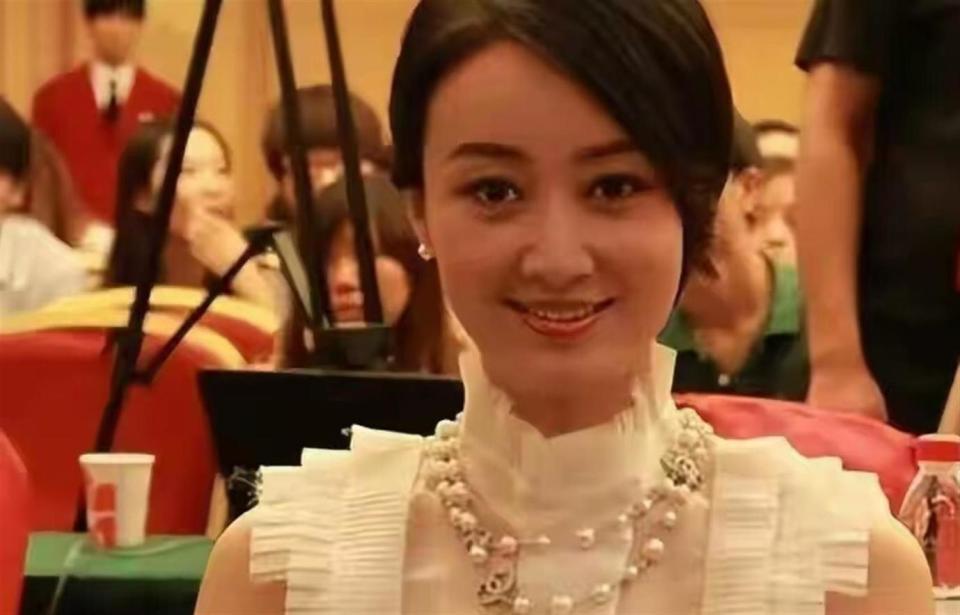 抢胡可男友，潜规则上位？即便是央视主持人，都无法摆脱一身污名(图2)