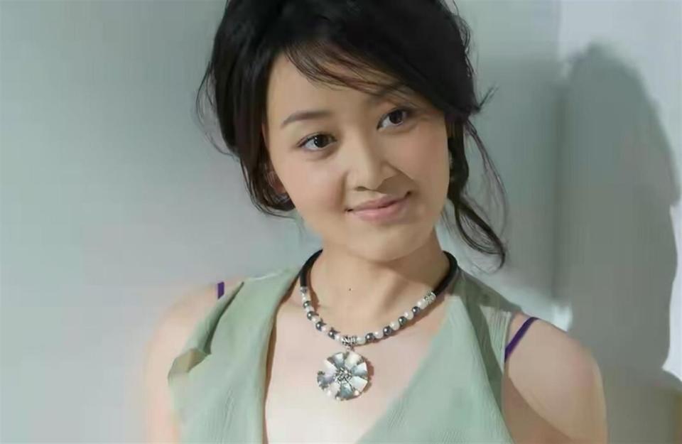 抢胡可男友，潜规则上位？即便是央视主持人，都无法摆脱一身污名(图3)