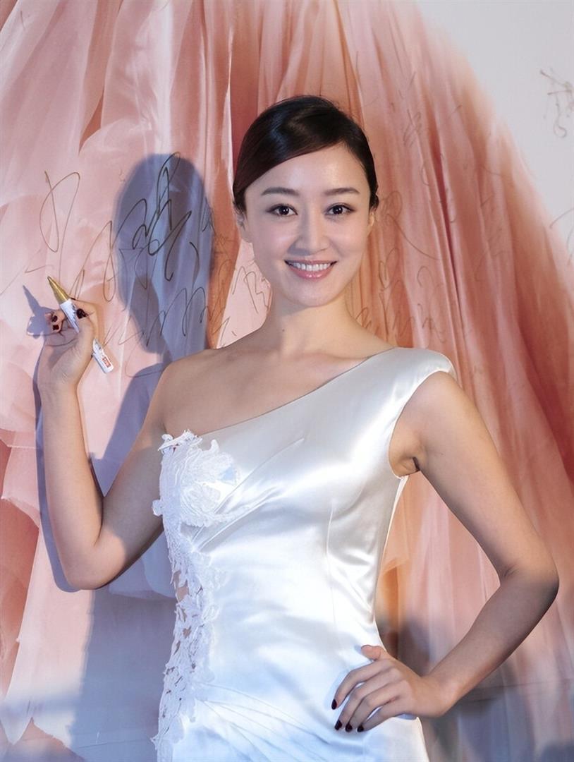 抢胡可男友，潜规则上位？即便是央视主持人，都无法摆脱一身污名(图15)