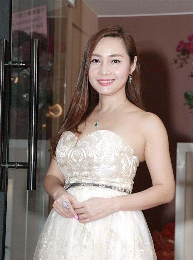 48岁TVB艺人宣布复出，离婚六年净身出户，息影后转行经商十余年(图1)