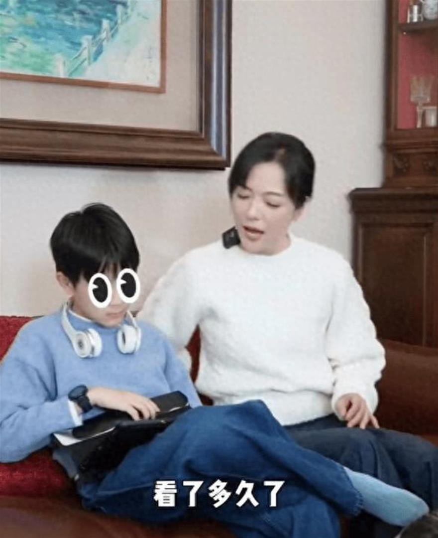杨乐乐晒与儿子合拍视频 沐沐伶牙俐齿似缩