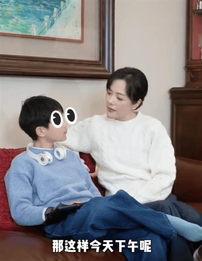 杨乐乐晒与儿子合拍视频 沐沐伶牙俐齿似缩小版汪涵(图2)