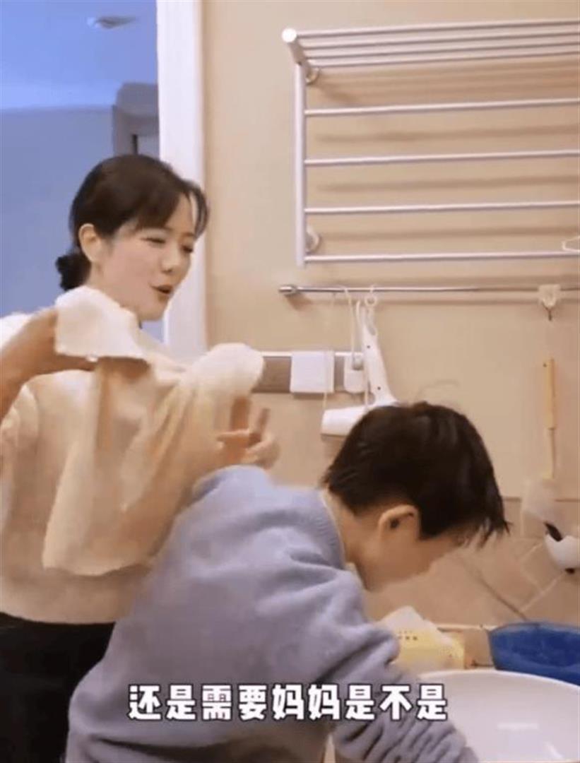 杨乐乐晒与儿子合拍视频 沐沐伶牙俐齿似缩小版汪涵(图3)