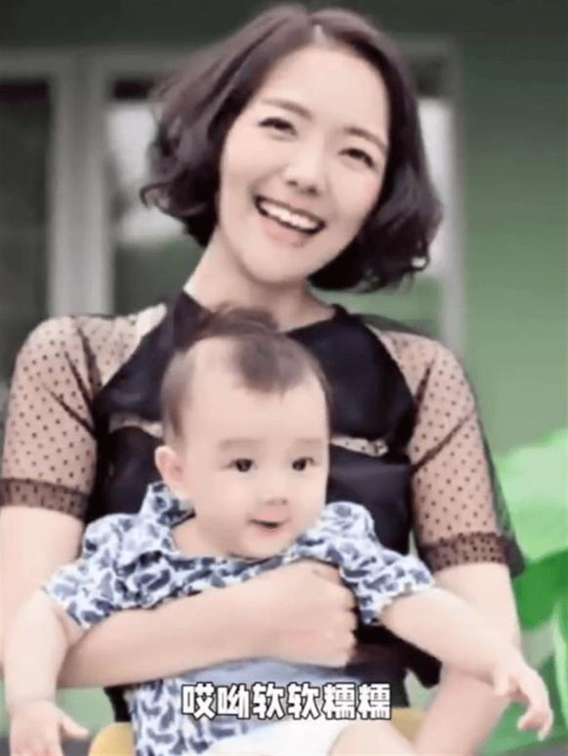 杨乐乐晒与儿子合拍视频 沐沐伶牙俐齿似缩小版汪涵(图5)