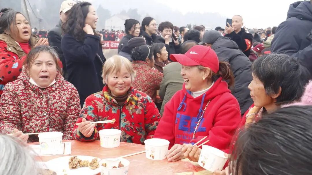 四川一地刨猪宴引上万人参加，是蹭热度还是接地气？村干部回应质疑(图3)