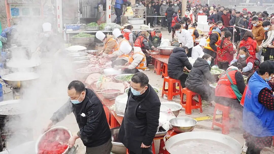 四川一地刨猪宴引上万人参加，是蹭热度还是接地气？村干部回应质疑(图2)