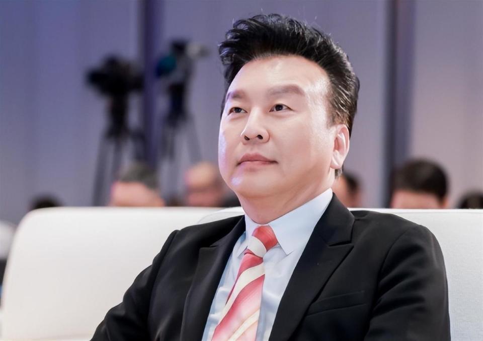 儿子丢了、父亲走了、妻子跑了，央视主持张泽群如今落到这般田地(图4)