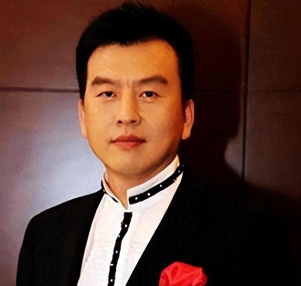 儿子丢了、父亲走了、妻子跑了，央视主持张泽群如今落到这般田地(图1)