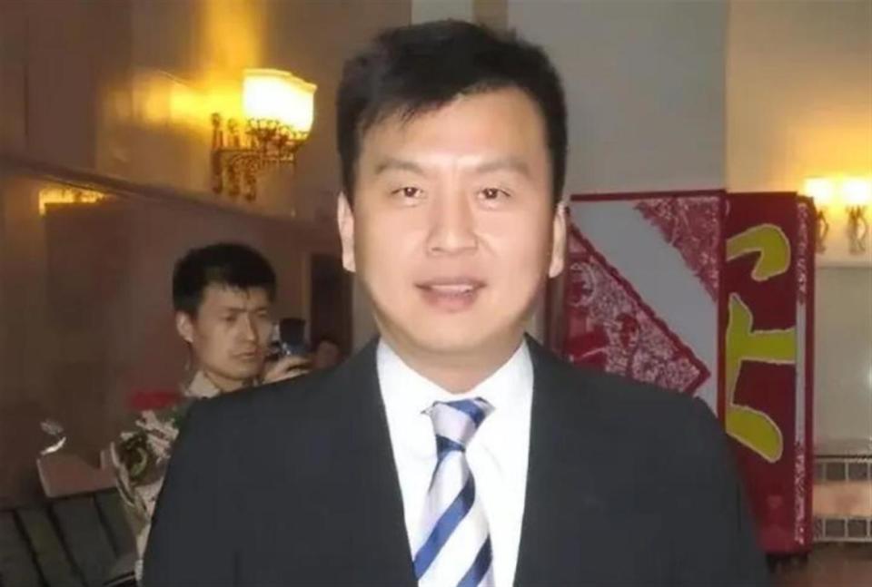 儿子丢了、父亲走了、妻子跑了，央视主持张泽群如今落到这般田地(图9)