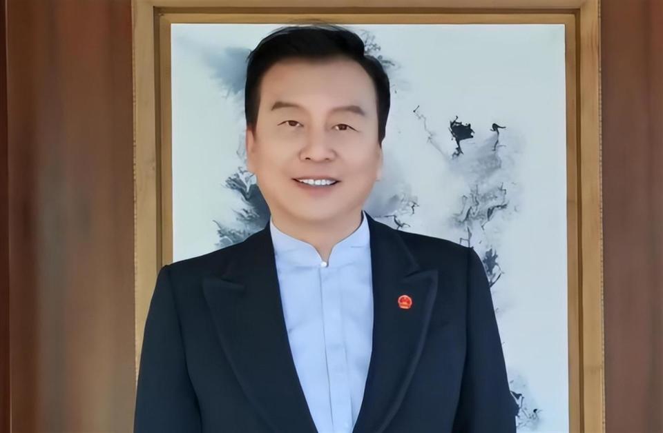 儿子丢了、父亲走了、妻子跑了，央视主持张泽群如今落到这般田地(图6)