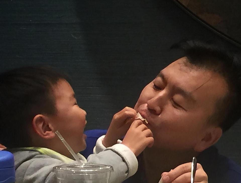 儿子丢了、父亲走了、妻子跑了，央视主持张泽群如今落到这般田地(图13)