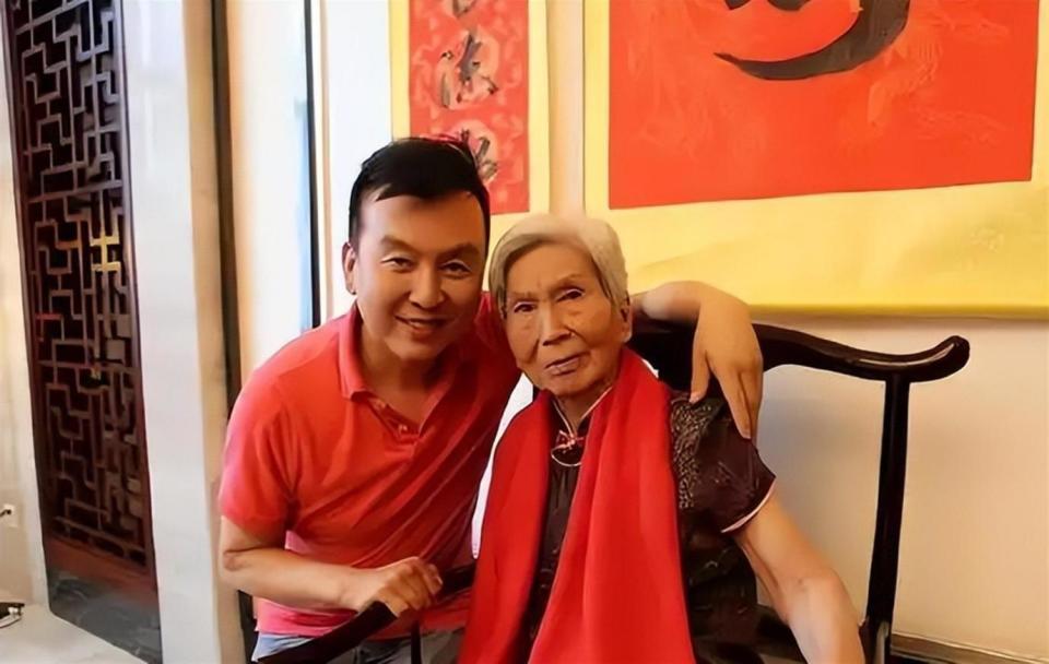 儿子丢了、父亲走了、妻子跑了，央视主持张泽群如今落到这般田地(图18)