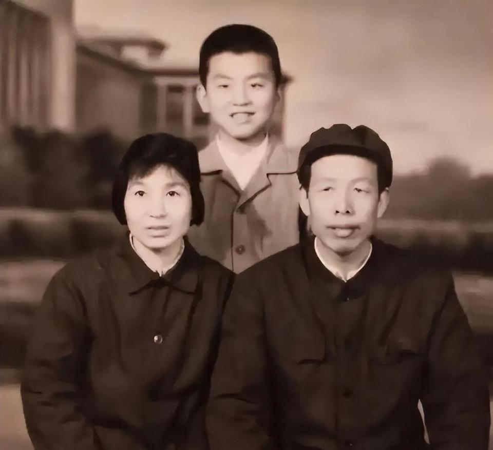 儿子丢了、父亲走了、妻子跑了，央视主持张泽群如今落到这般田地(图17)