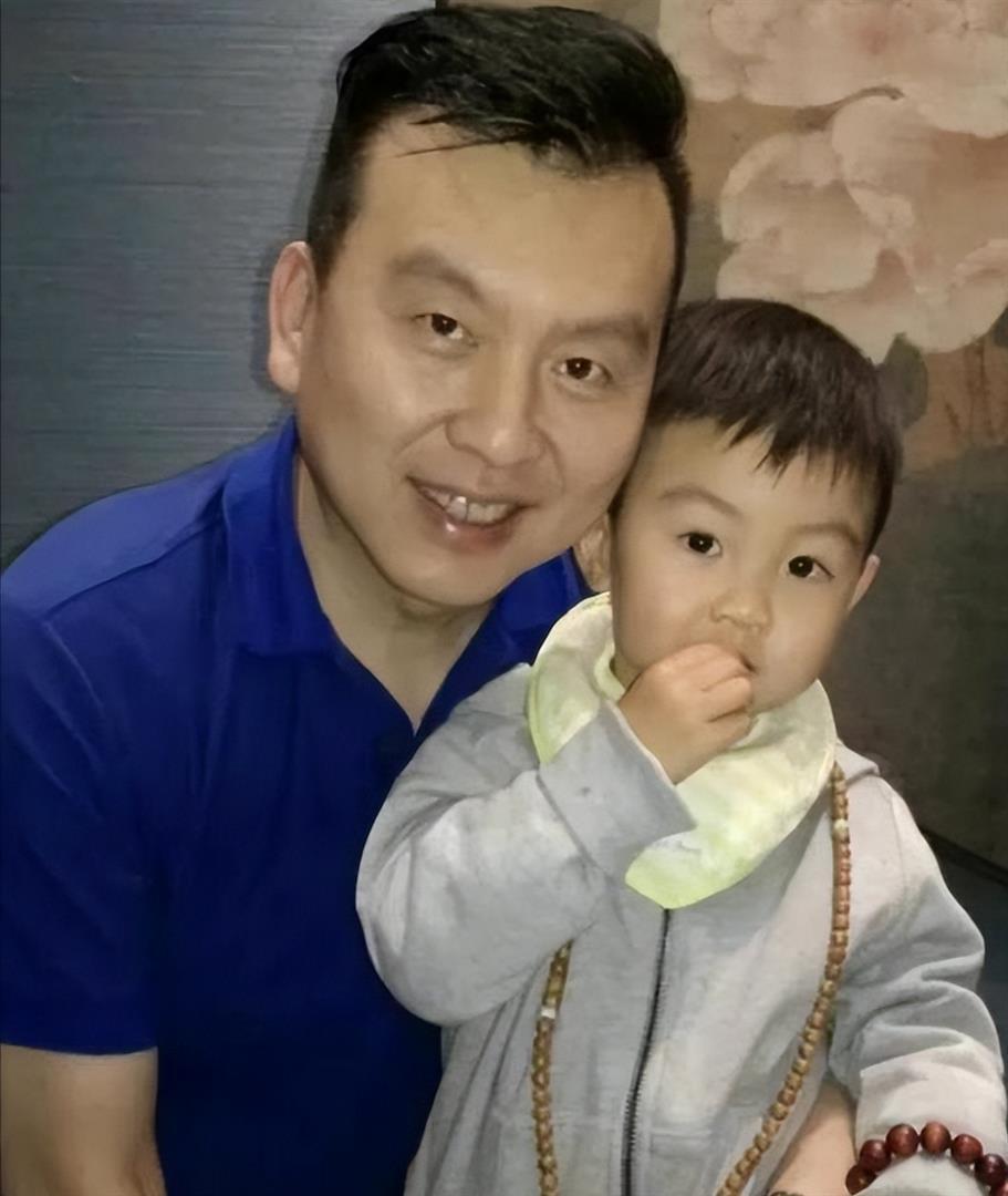 儿子丢了、父亲走了、妻子跑了，央视主持张泽群如今落到这般田地(图15)