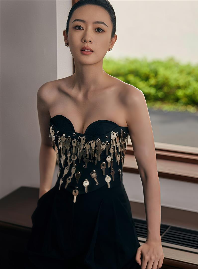 童瑶前凸后翘，身穿抹胸长裙气场强大，干练不失女人味！(图1)