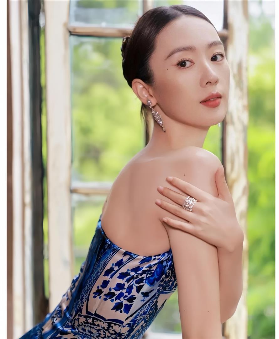 童瑶前凸后翘，身穿抹胸长裙气场强大，干练不失女人味！(图16)