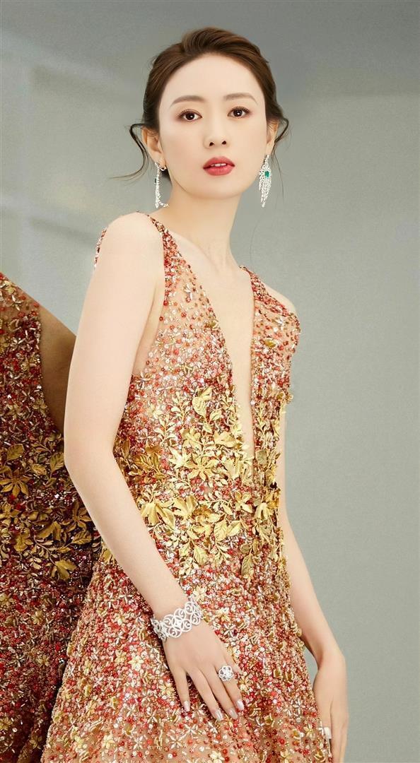 童瑶前凸后翘，身穿抹胸长裙气场强大，干练不失女人味！(图17)