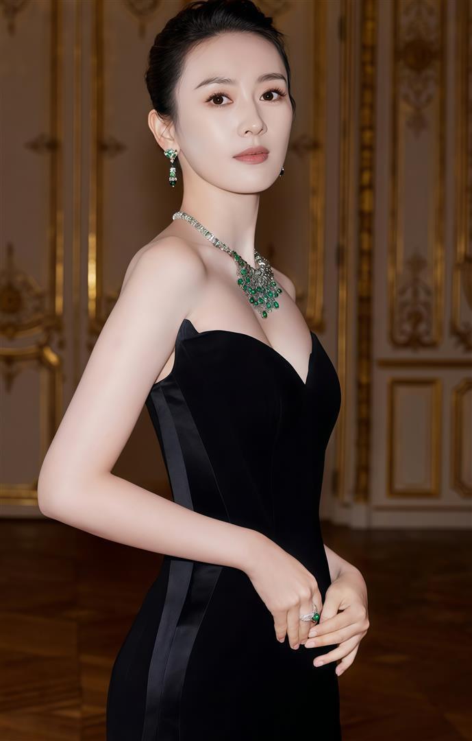 童瑶前凸后翘，身穿抹胸长裙气场强大，干练不失女人味！(图4)