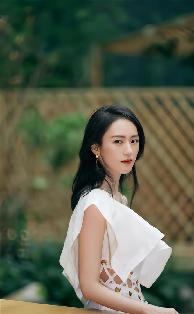 童瑶前凸后翘，身穿抹胸长裙气场强大，干练不失女人味！(图10)