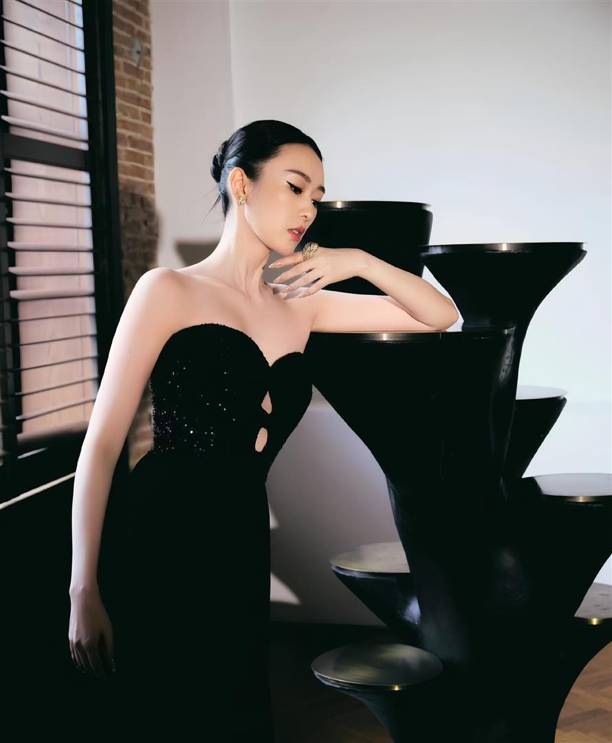 童瑶前凸后翘，身穿抹胸长裙气场强大，干练不失女人味！(图7)