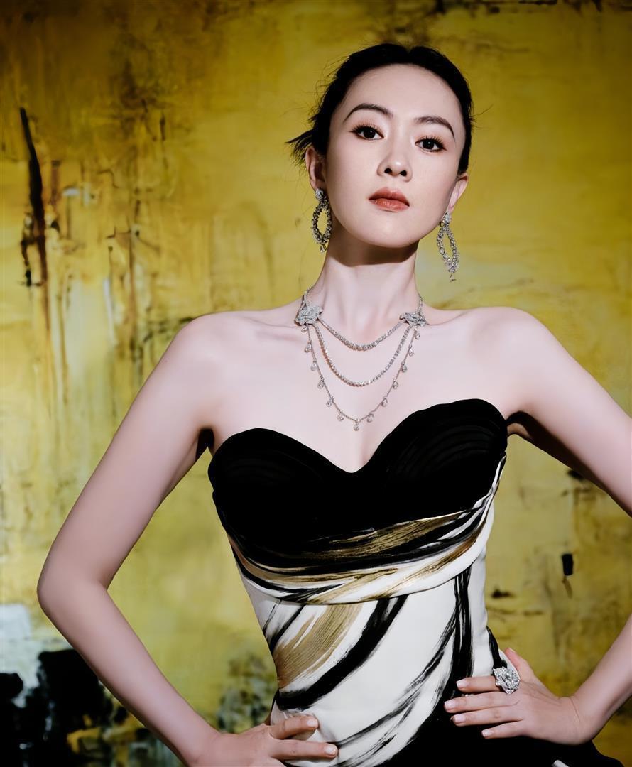 童瑶前凸后翘，身穿抹胸长裙气场强大，干练不失女人味！(图12)