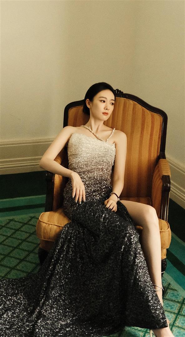 童瑶前凸后翘，身穿抹胸长裙气场强大，干练不失女人味！(图13)