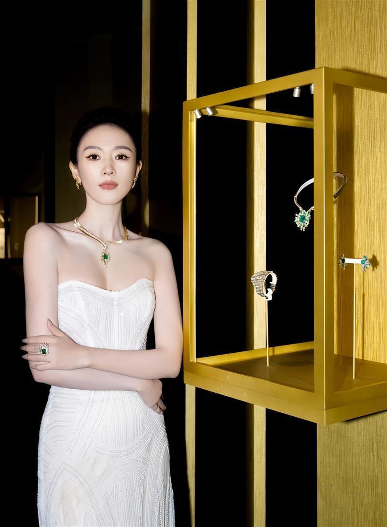 童瑶前凸后翘，身穿抹胸长裙气场强大，干练不失女人味！(图11)