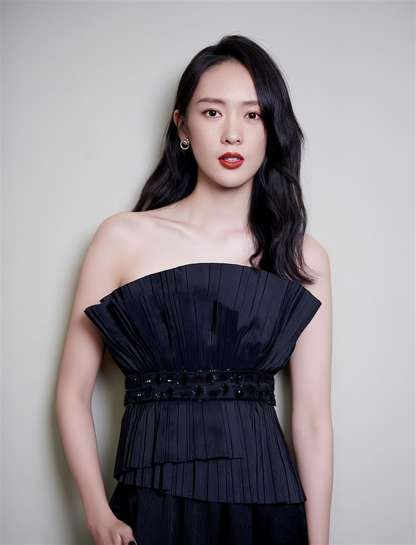 童瑶前凸后翘，身穿抹胸长裙气场强大，干练不失女人味！(图18)