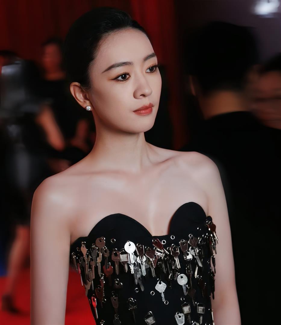 童瑶前凸后翘，身穿抹胸长裙气场强大，干练不失女人味！(图20)