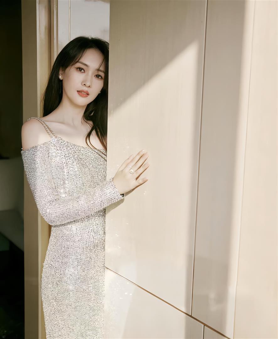 童瑶前凸后翘，身穿抹胸长裙气场强大，干练不失女人味！(图23)